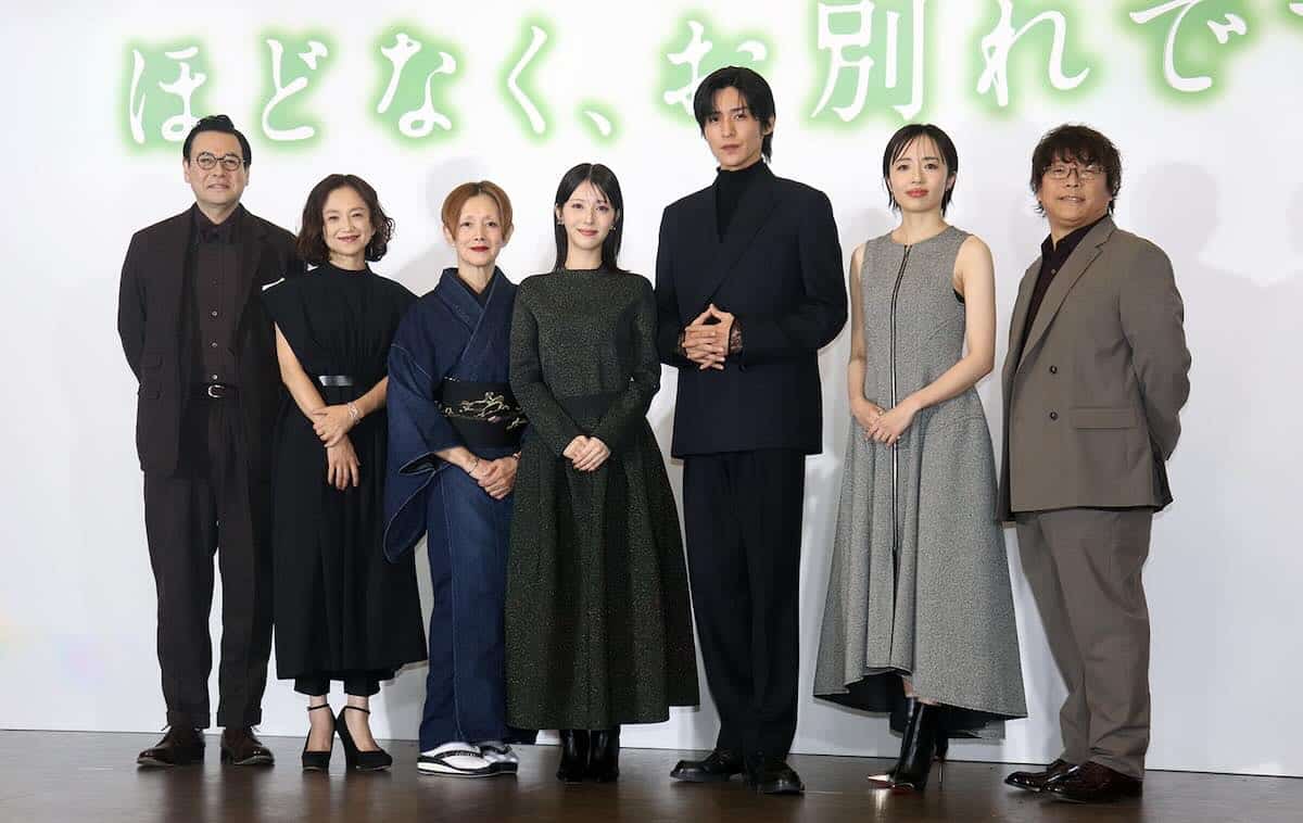 （左から）鈴木浩介、永作博美、夏木マリ、浜辺美波、目黒蓮、森田望智、三木孝浩監督