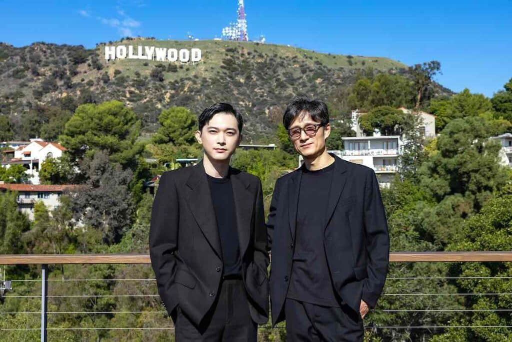 吉沢亮と李相日監督、LAのハリウッド・サインともに