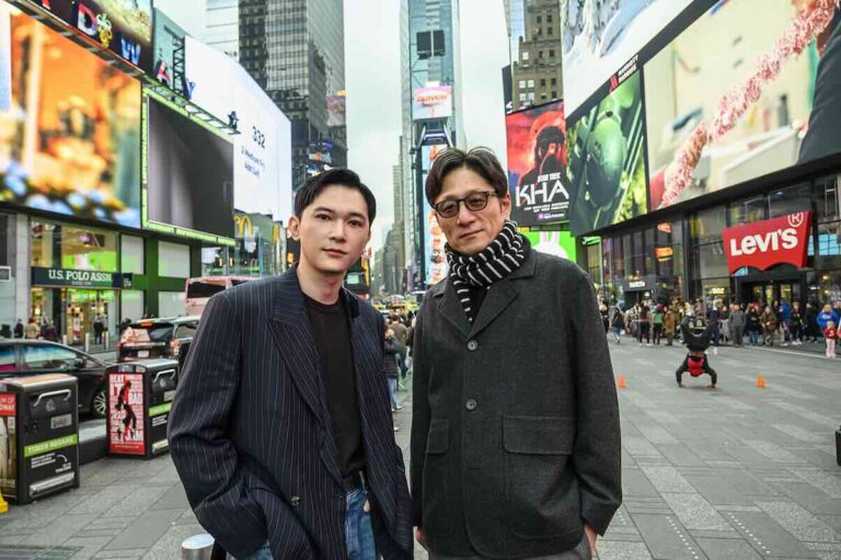 吉沢亮、李相日監督、NYタイムズスクエアにて