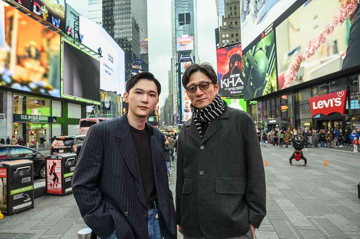 吉沢亮、李相日監督、NYタイムズスクエアにて