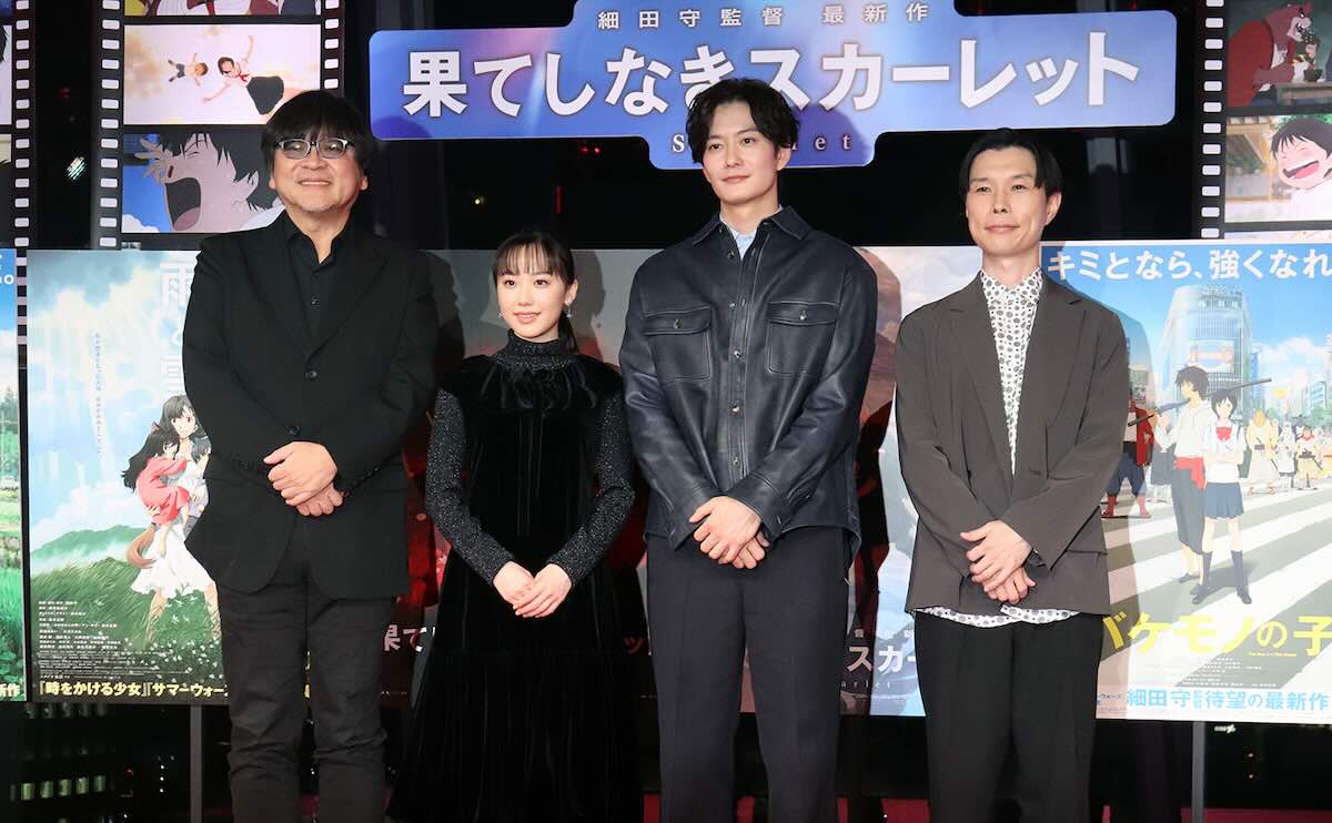 （左から）細田守監督、芦田愛菜、岡田将生、「ハライチ」の岩井勇気