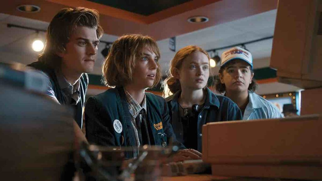 右からジョー・キーリー、マヤ・ホーク、セイディー・シンク、ゲイテン・マタラッツォ 写真：Courtesy of Netflix