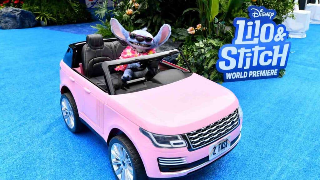【2025年】ハリウッドの“豪華＆ユニーク”なレッドカーペットイベント10選、実写版『リロ＆スティッチ』のワールドプレミアに登場したスティッチ