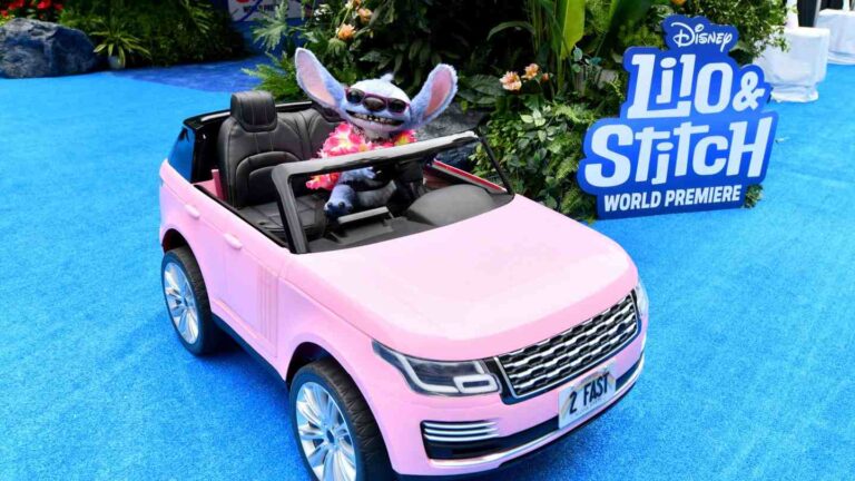 【2025年】ハリウッドの“豪華＆ユニーク”なレッドカーペットイベント10選、実写版『リロ＆スティッチ』のワールドプレミアに登場したスティッチ