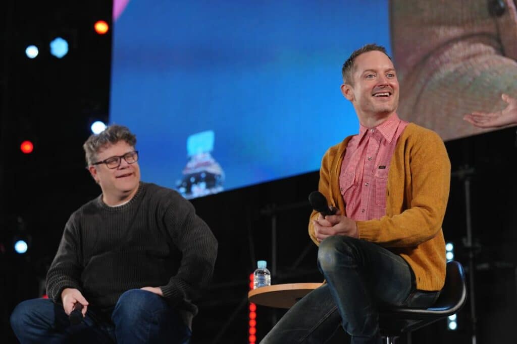 (左から)ショーン・アスティン、イライジャ・ウッド、東京コミコン2025にて