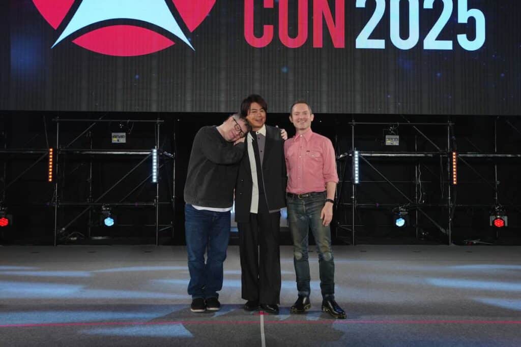 (左から)ショーン・アスティン、浪川大輔、イライジャ・ウッド、東京コミコン2025にて