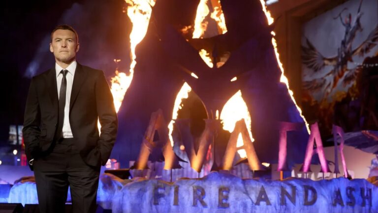 サム・ワーシントン、現地時間12月1日（月）ハリウッドのドルビー・シアターで行われた『アバター：ファイヤー・アンド・アッシュ』のプレミアにて 写真：Rodin Eckenroth/Getty Images for 20th Century Studios