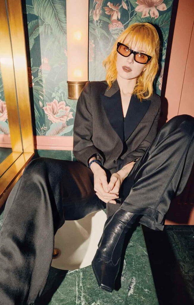 ヘイリー・ウィリアムスは、パラモア初期の楽曲制作を振り返って、「当時は“イタいと思われたらどうしよう”って怖がっていたのかもしれない……でも、振り返ってみると、あれは自分がいちばん誇りに思える作品のひとつなんだ。あれほど純粋なものはないから」と語る。写真:Beau Grealy