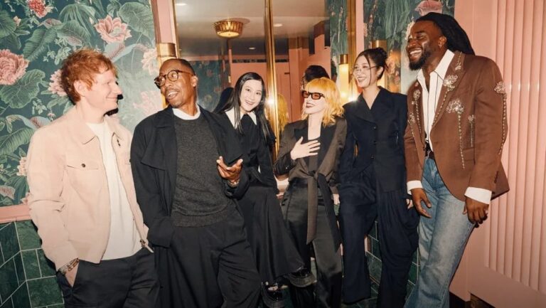 （左から）エド・シーラン、ラファエル・サディーク、ミシェル・ザウナー、ヘイリー・ウィリアムス、EJAE、シャブージー（2025年11月15日、ウェスト・ハリウッドのザ・サン・ローズにて撮影）写真：Beau Grealy