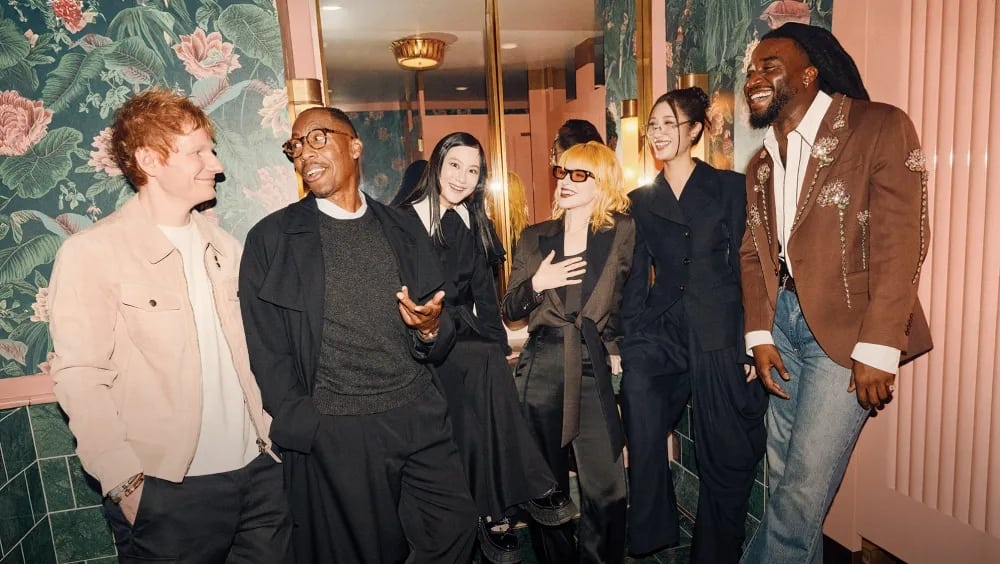 （左から）エド・シーラン、ラファエル・サディーク、ミシェル・ザウナー、ヘイリー・ウィリアムス、EJAE、シャブージー（2025年11月15日、ウェスト・ハリウッドのザ・サン・ローズにて撮影）写真：Beau Grealy