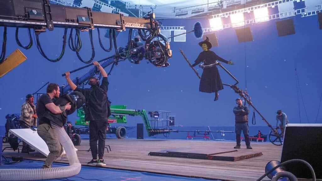 シンシア・エリヴォ、映画『ウィキッド ふたりの魔女』のセットで『Defying Gravity』の生歌を披露