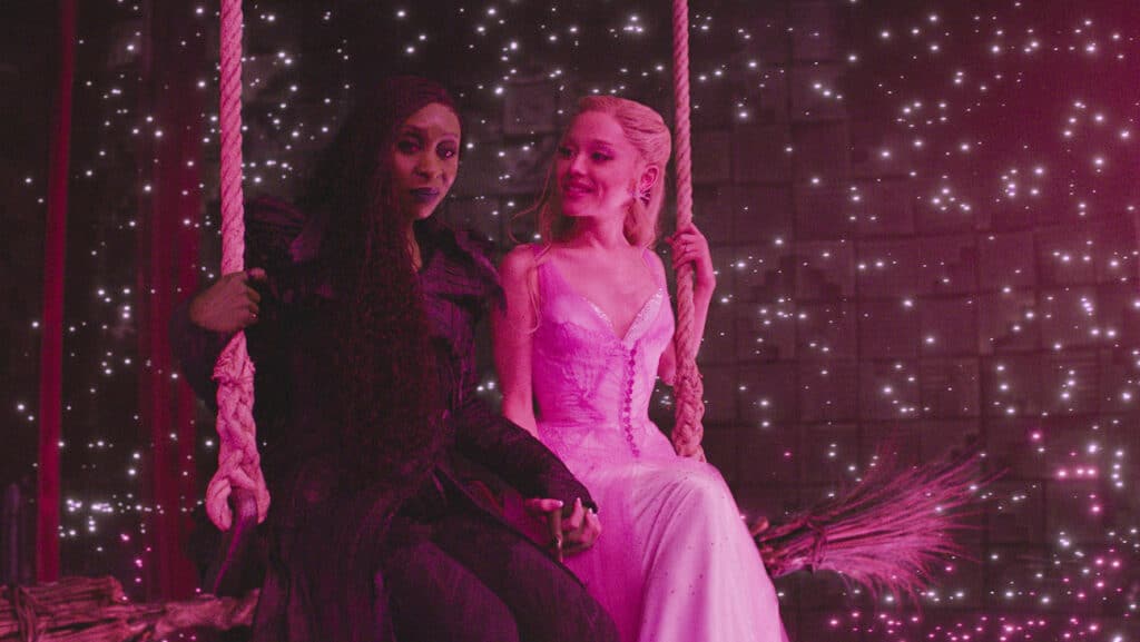 シンシア・エリヴォとアリアナ・グランデ、『ウィキッド 永遠の約束』より 写真：Giles Keyte/Universal Pictures