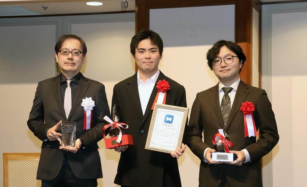 （左から）松井俊之氏、団塚唯我監督、板橋知也監督