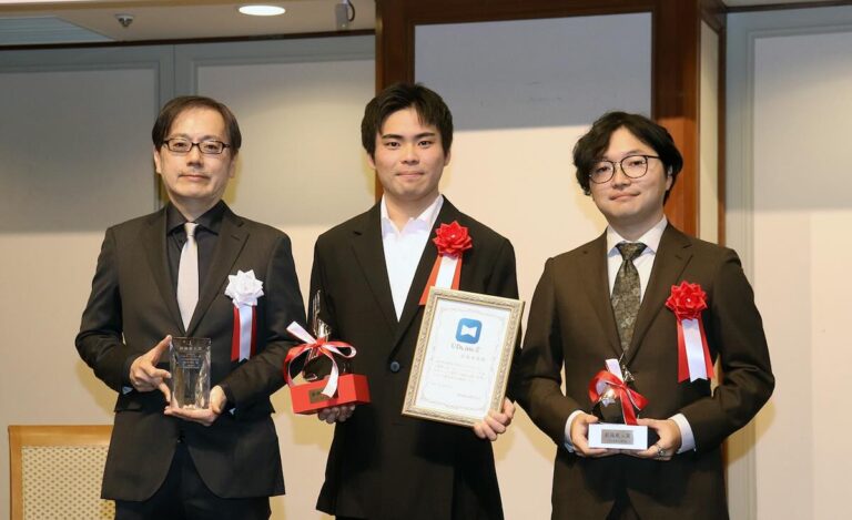 （左から）松井俊之氏、団塚唯我監督、板橋知也監督