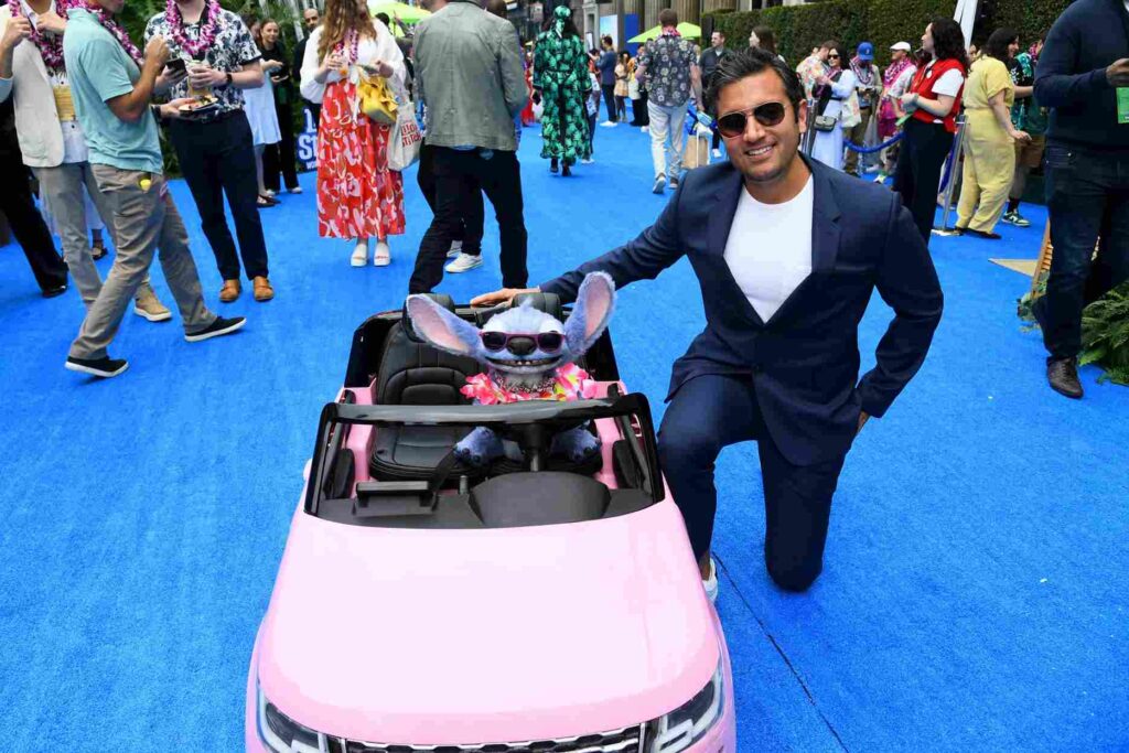 実写版『リロ&スティッチ』のワールドプレミアに登場したスティッチとアサド・アヤズ。2025年5月17日