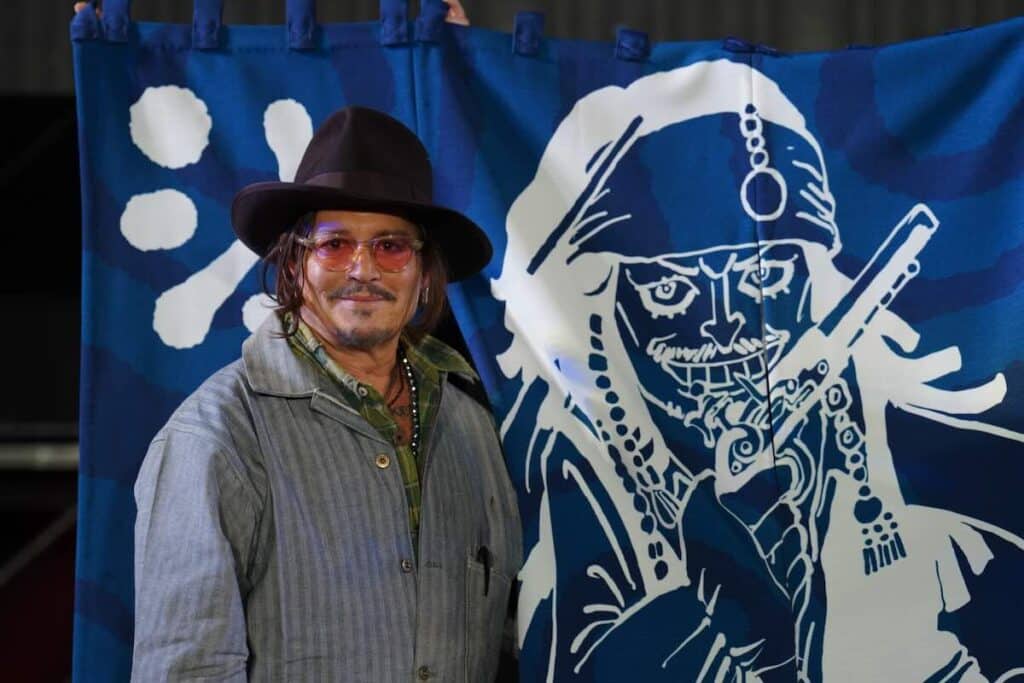 ジョニー・デップと、『ONE PIECE』のサンジ役としても知られる声優・平田広明が贈った暖簾(のれん)