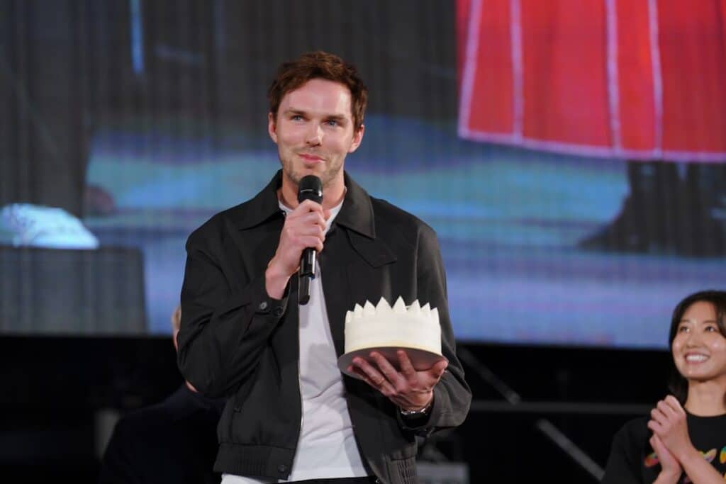 33歳の誕生日を迎えたニコラス・ホルト、東京コミコン2025にて