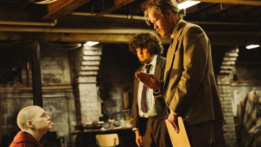 エマ・ストーン(写真左端)、ジェシー・プレモンス(写真右端)、『ブゴニア』より 写真:Atsushi Nishijima/Focus Features/Courtesy Everett Collection