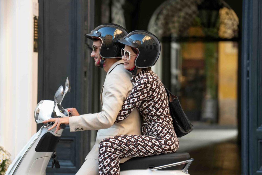 エウジェニオ・フランチェスキーニとリリー・コリンズ 写真:Netflix ©2025