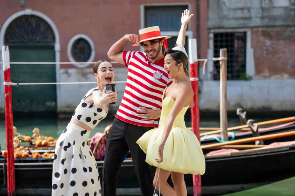 リリー・コリンズとアシュリー・パーク 写真:Netflix ©2025