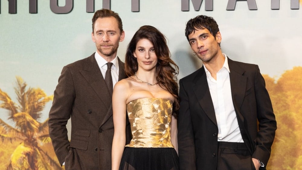（左から）トム・ヒドルストン、カミラ・モローネ、ディエゴ・カルバ、2025年12月10日（現地時間）にロンドンで開催された『ナイト・マネジャー』シーズン2プレミアにて 写真：Getty Images