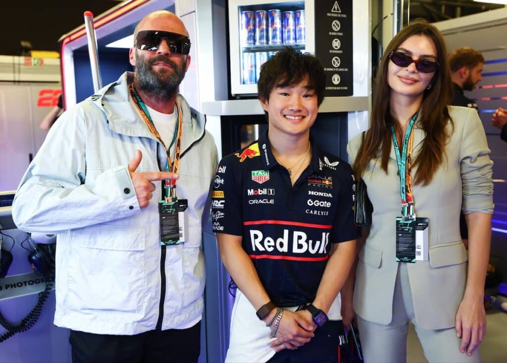ジェイソン・ステイサム、角田裕毅、エミリー・ラタコウスキー 写真：Red Bull