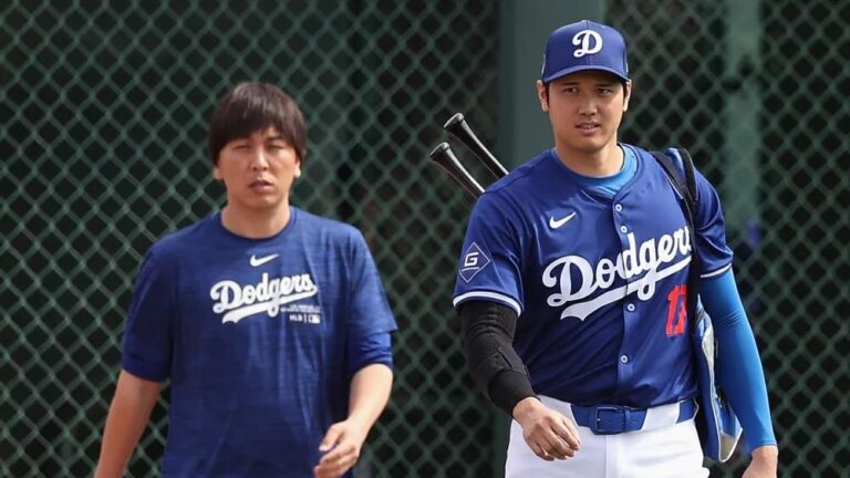 大谷翔平選手（右）と水原一平氏（左）、2024年ドジャースの春季キャンプにて 写真：Christian Petersen/Getty Images