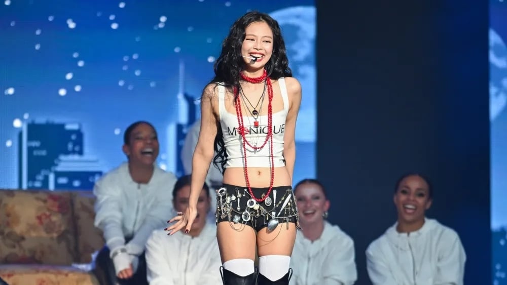 2024年10月、ロサンゼルスでパフォーマンスを行ったジェニー 写真：PG/Bauer-Griffin/GC Images