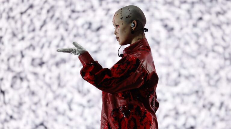 2025年のコーチェラでパフォーマンスを披露したXGのCOCONA 写真：Frazer Harrison/Getty Images for Coachella