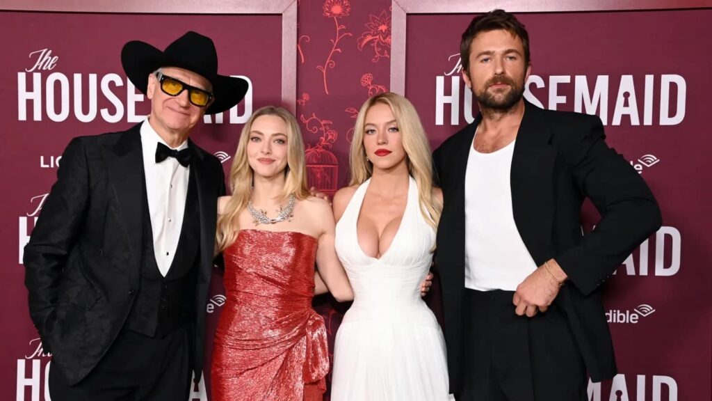 (左から)ポール・フェイグ監督、アマンダ・サイフリッド、シドニー・スウィーニー、ブランドン・スクレナー、(2026年12月15日に開催された『ハウスメイド(原題:The Housemaid)』LAプレミアにて)写真:Jon Kopaloff/Getty Images for Lionsgate