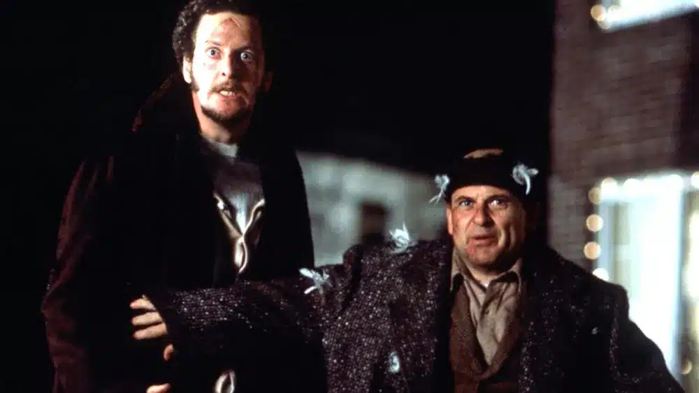 (左から)マーブ役のダニエル・スターン、ハリー役のジョー・ペシ、『ホーム・アローン』(1990)より 写真:Twentieth Century Fox/Photofest