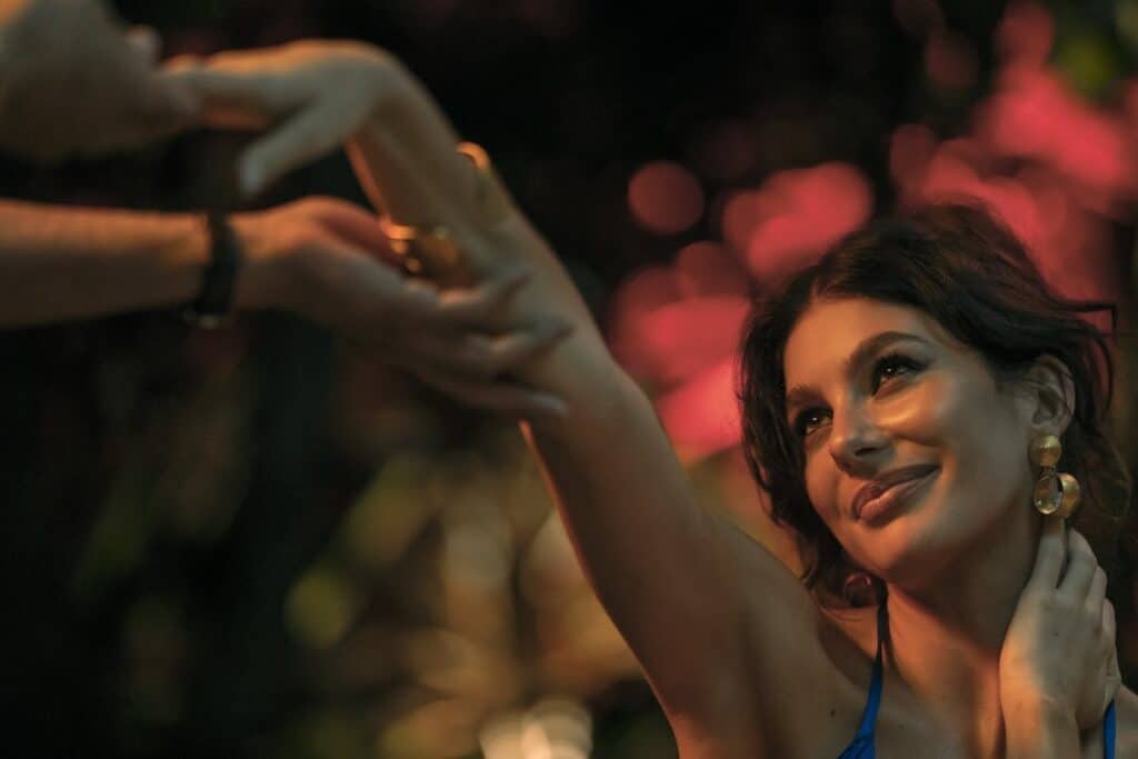 カミラ・モローネ、プライムビデオドラマ『ナイト・マネジャー』シーズン2より