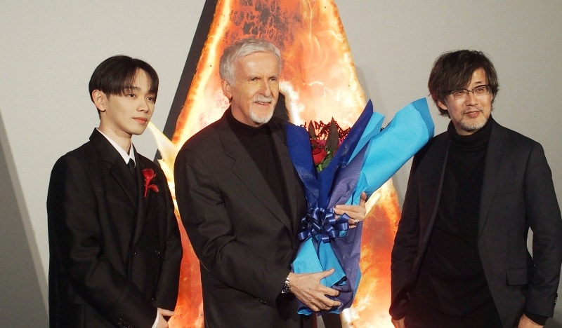 左から宮世琉弥、ジェームズ・キャメロン、山崎貴 写真:The Hollywood Reporter Japan