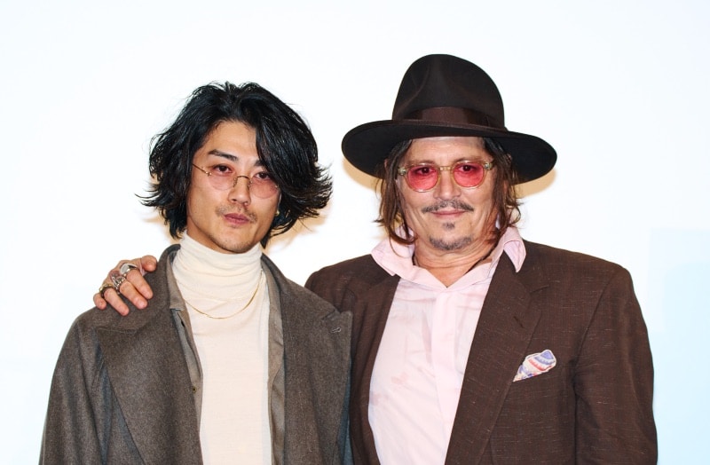 赤西仁(左)と、ジョニー・デップ Photo: Ryo Tateoka