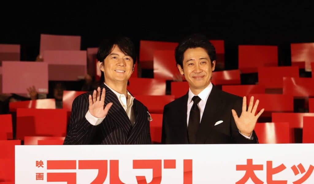 （左から）福山雅治、大泉洋、『映画ラストマン －FIRST LOVE－』公開初日舞台挨拶にて