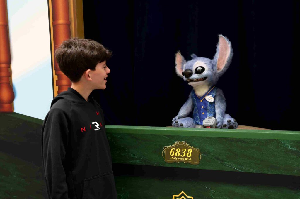 ハリウッド大通りでファンと交流するスティッチ、『リロ＆スティッチ』ワールドプレミアにて