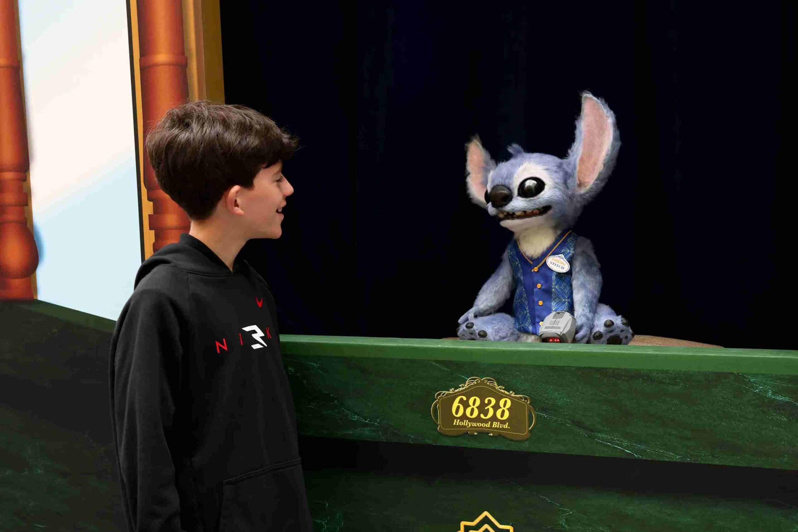 ハリウッド大通りでファンと交流するスティッチ、『リロ＆スティッチ』ワールドプレミアにて