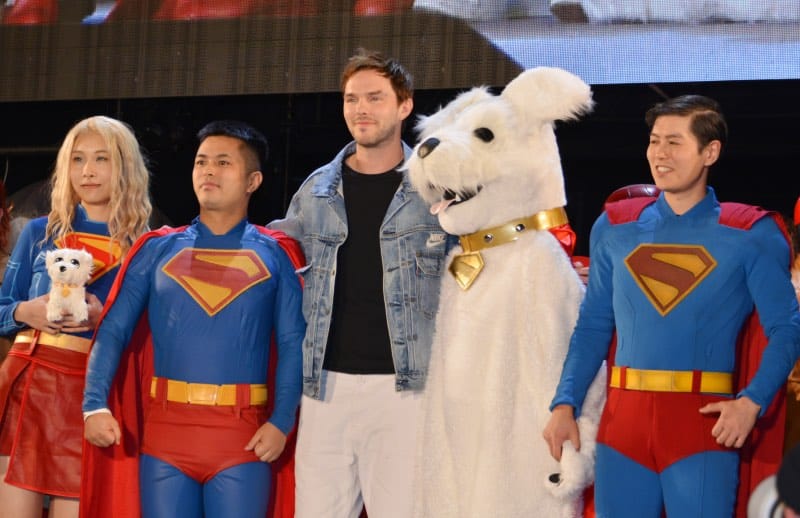 ニコラス・ホルトとスーパーマンのコスプレをした人たち、クリプトの着ぐるみを着た人 写真:The Hollywood Reporter Japan