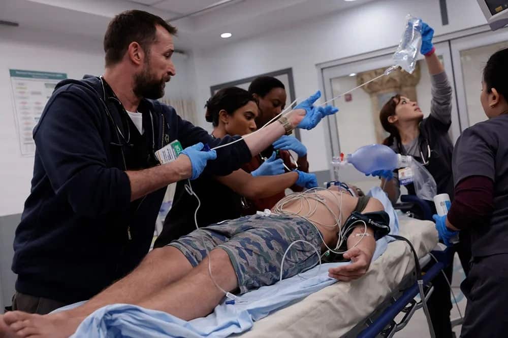 ロビー医師（演：ノア・ワイリー）が薬物過剰摂取の患者に対応するシーン、HBO Max『ザ・ピット / ピッツバーグ救急医療室』より 写真：Warrick Page/HBO Max