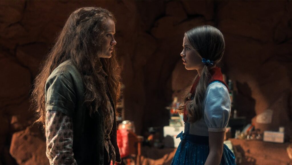 セイディー・シンク、ネル・フィッシャー、『ストレンジャー・シングス 未知の世界』シーズン5より 写真:Netflix