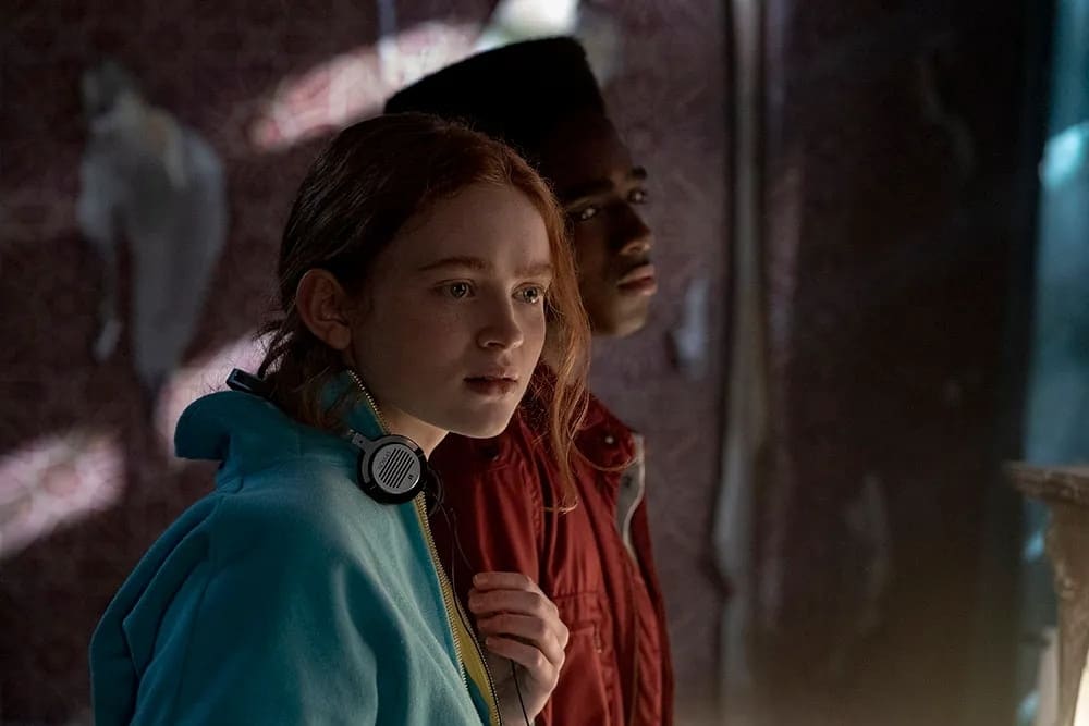 セイディー・シンク(マックス役)、ケイレブ・マクラフリン(ルーカス役)、『ストレンジャー・シングス 未知の世界』より 写真:Tina Rowden/Netflix