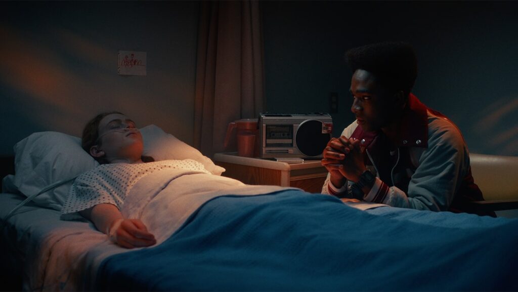 セイディー・シンク、ケイレブ・マクラフリン、『ストレンジャー・シングス 未知の世界』シーズン5より 写真:Netflix