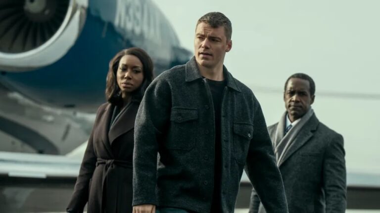 （左から）アマンダ・ウォーレン、ガブリエル・バッソ、アルバート・ジョーンズ、『ナイト・エージェント』シーズン3より 写真：Christopher Saunders/Netflix