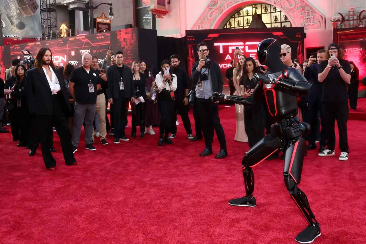 ジャレッド・レトとテスラ社製ロボット「オプティマス」、『トロン：アレス』ワールドプレミアにて