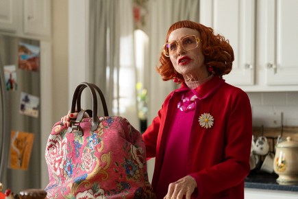 エイミー・マディガン、映画『WEAPONS／ウェポンズ』より 写真：Quantrell Colbert/Warner Bros.