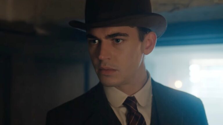 ヒーロー・ファインズ・ティフィン、『ヤング・シャーロック（原題：Young Sherlock）』より 写真：Prime Video