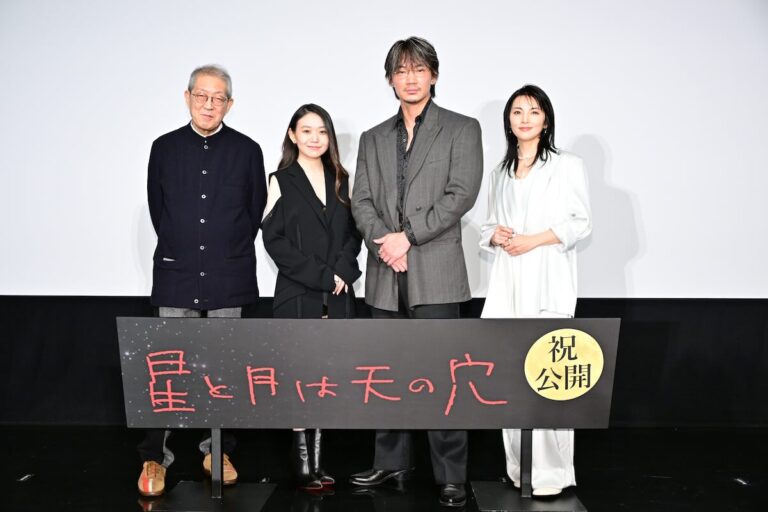 （左から）荒井晴彦監督、咲耶、綾野剛、田中麗奈、映画『星と月は天の穴』公開記念舞台挨拶にて