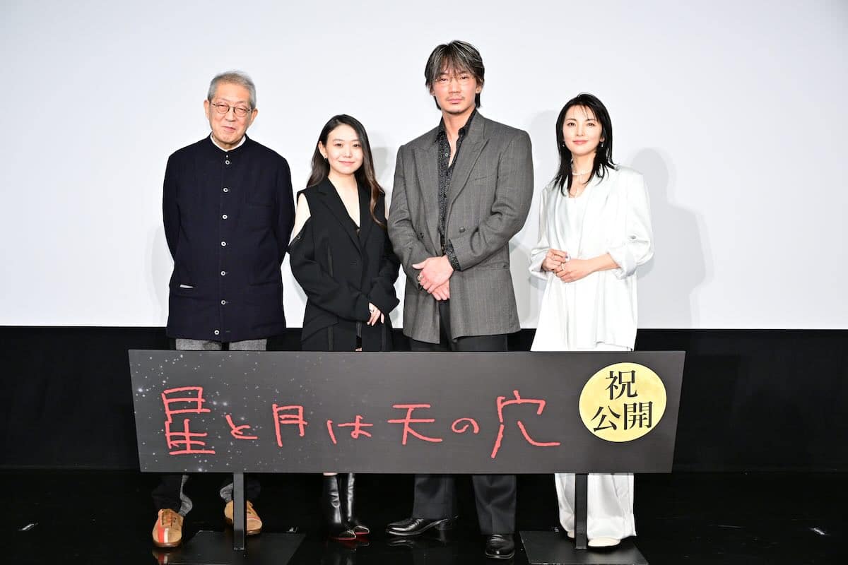 （左から）荒井晴彦監督、咲耶、綾野剛、田中麗奈、映画『星と月は天の穴』公開記念舞台挨拶にて
