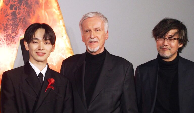 左から宮世琉弥、ジェームズ・キャメロン、山崎貴　写真：The Hollywood Reporter Japan