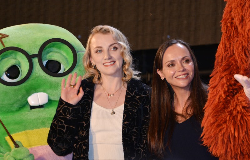 左からハリー・ポッター仕様のガチャピン、イヴァナ・リンチ、クリスティーナ・リッチ、ムック 写真:The Hollywood Reporter Japan